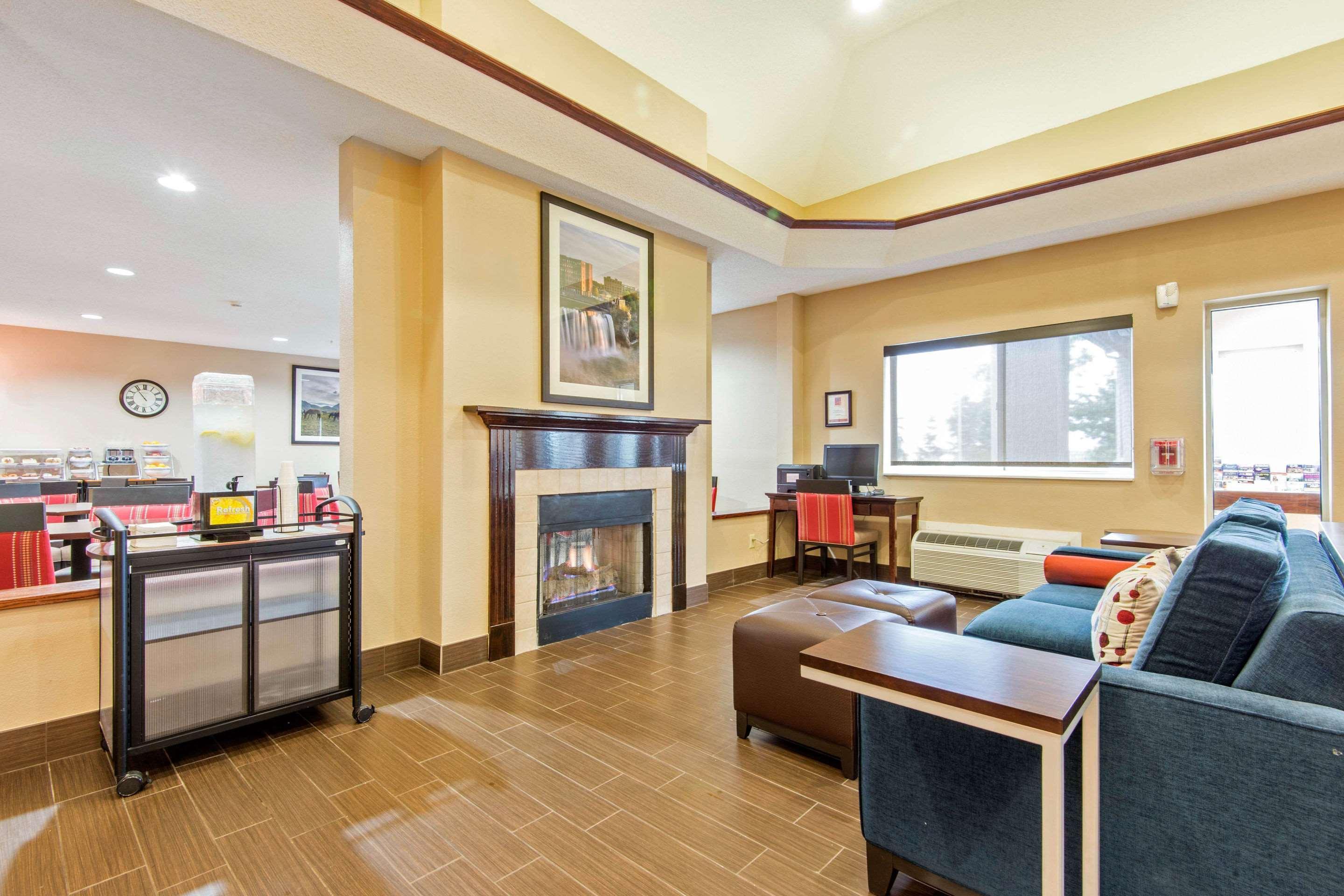 Comfort Suites Rochester Henrietta University Area Экстерьер фото