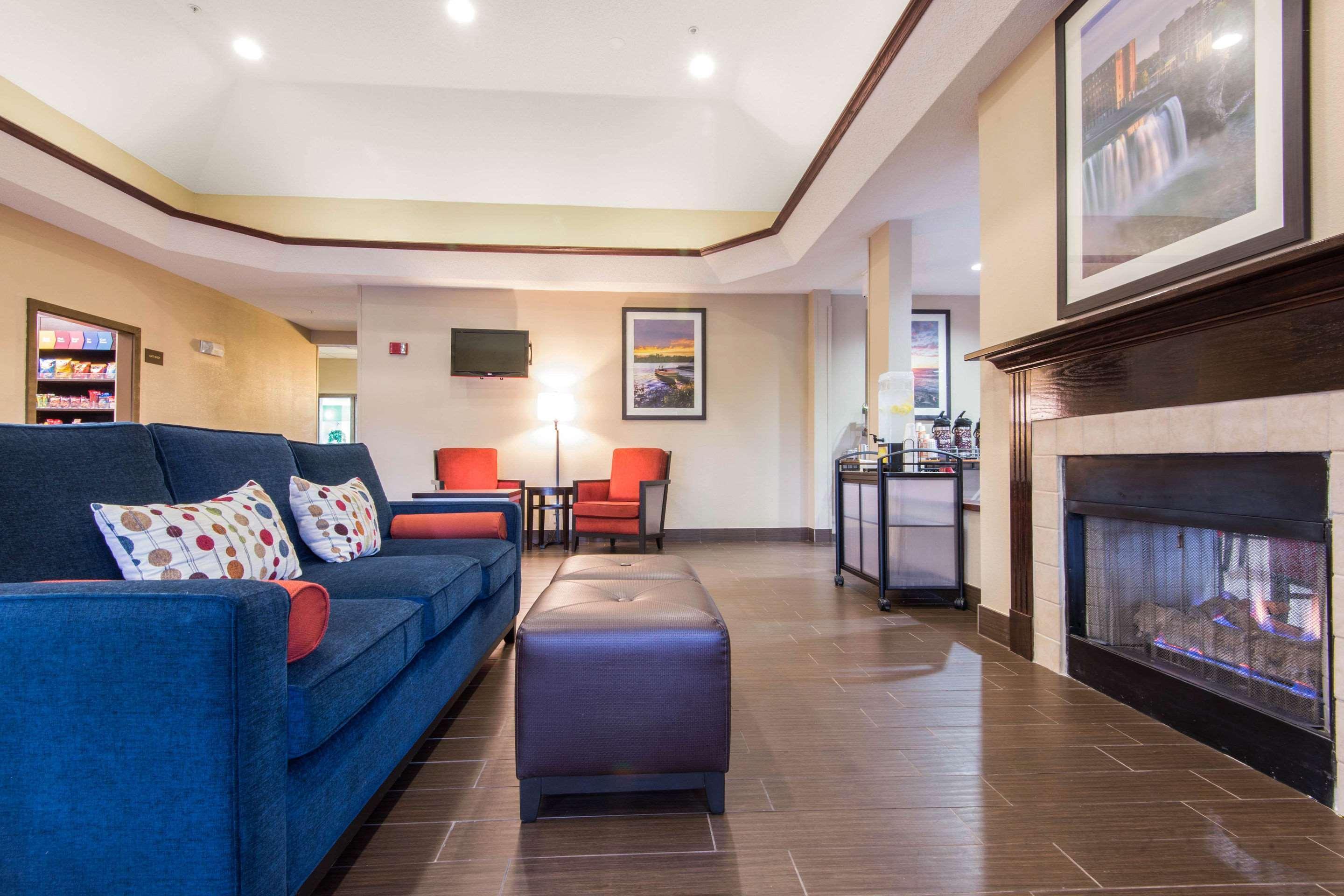 Comfort Suites Rochester Henrietta University Area Экстерьер фото