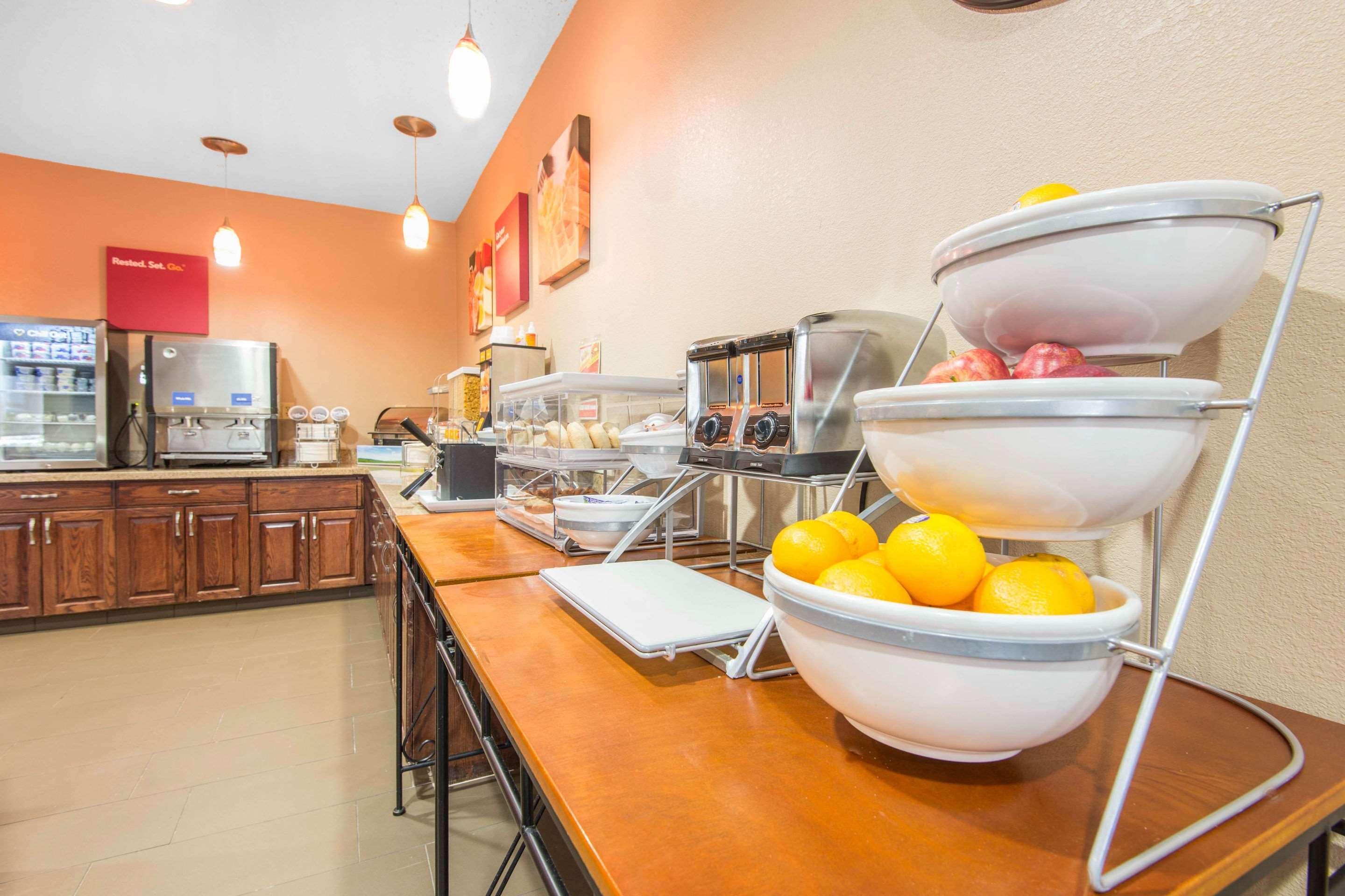Comfort Suites Rochester Henrietta University Area Экстерьер фото
